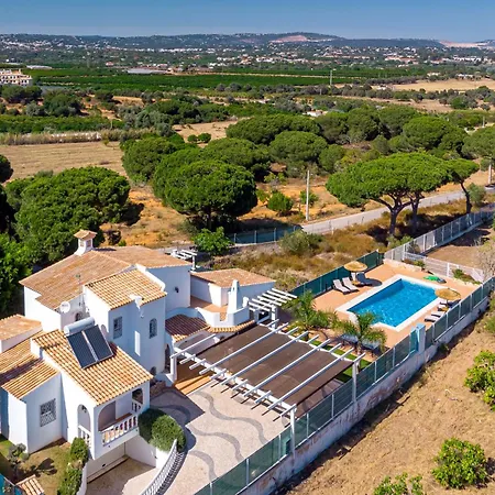 Carlivo Villa *
